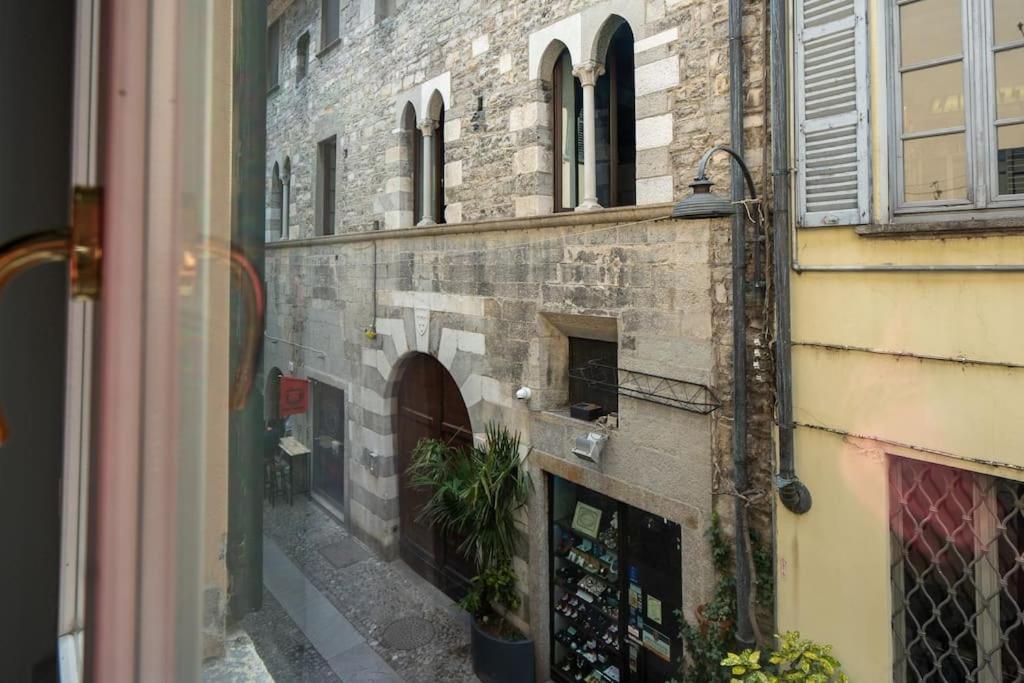 Alloggio Del 1400 Nel Cuore Del Centro Storico A 2 Min Dal Porto E Con 2 Bici Gratuite Como Eksteriør bilde