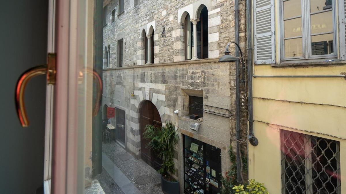 Alloggio Del 1400 Nel Cuore Del Centro Storico A 2 Min Dal Porto E Con 2 Bici Gratuite Como Eksteriør bilde